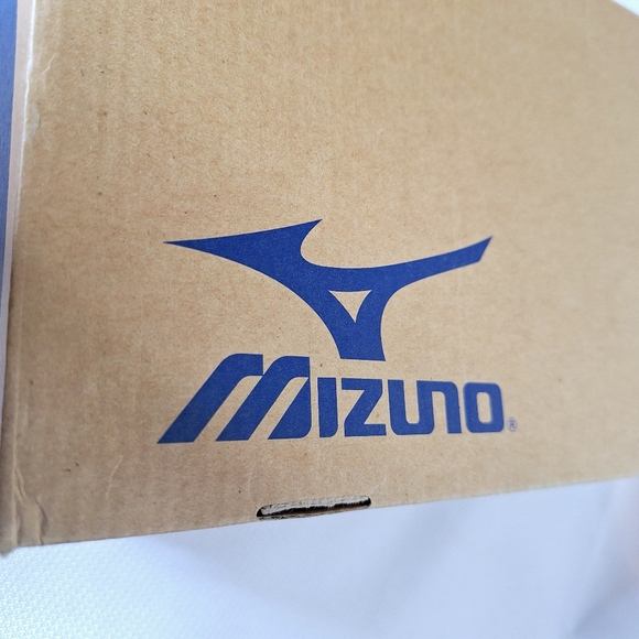 NWB Mizuno brand " The Kizuna" Track and Field running shoes womens size 10. - Picture 10 of 11